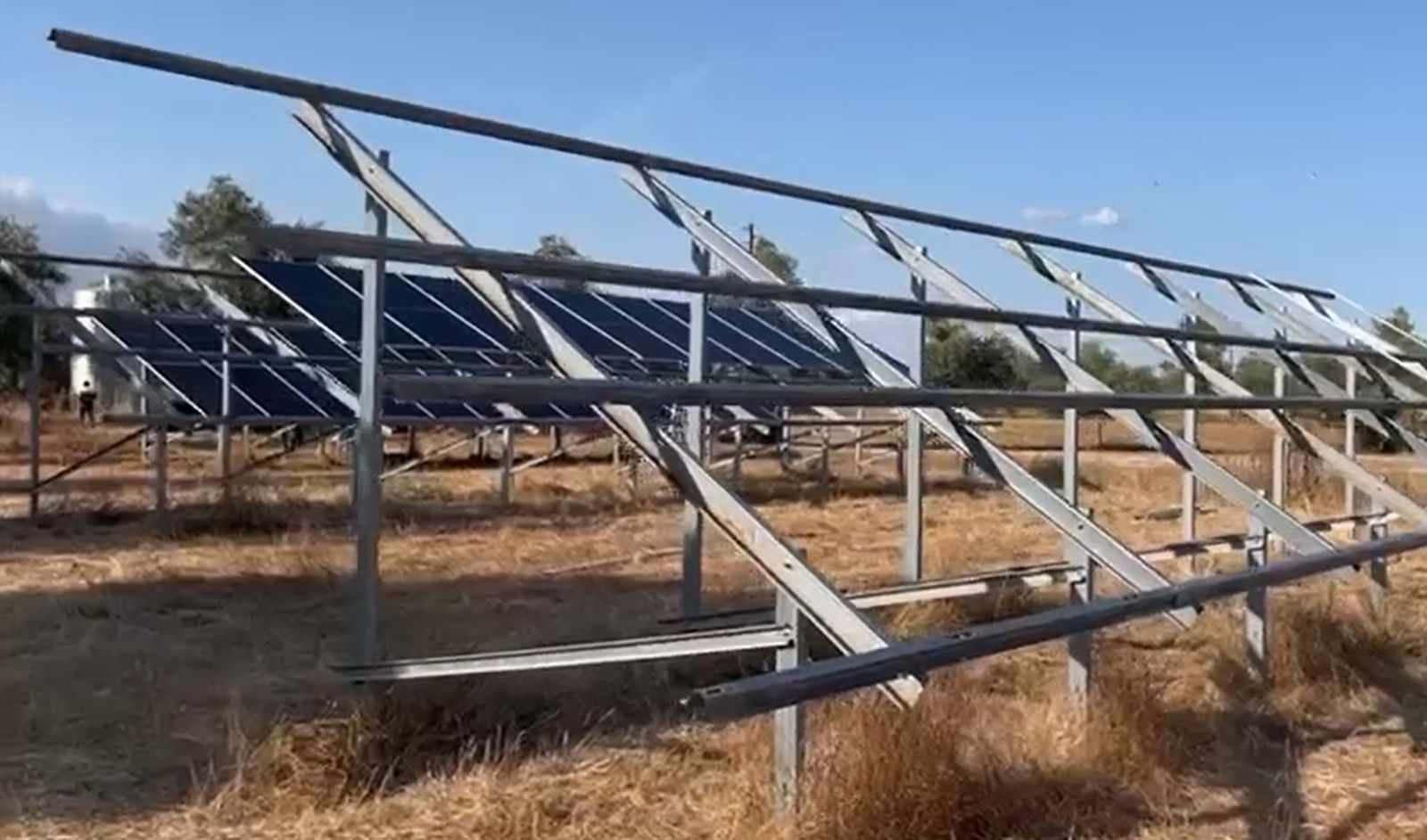 Parque solar com estruturas fotovoltaicas montadas pela Enoque Engenharia